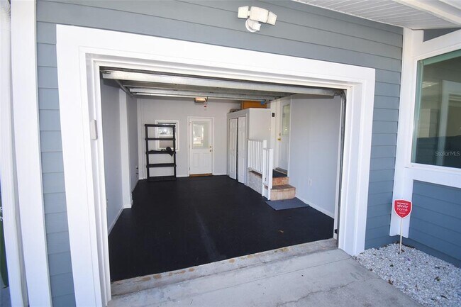 Building Photo - 2450 Hawthorne St