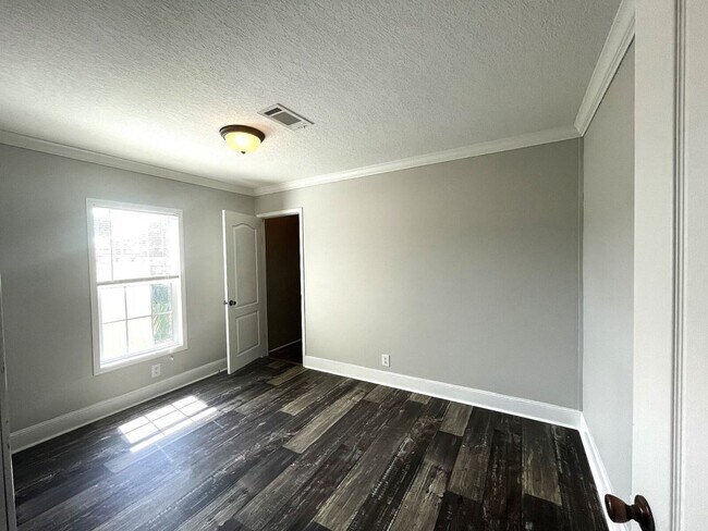 Building Photo - 36116 Plum Ave