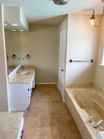 Building Photo - 2226 Fall River Dr
