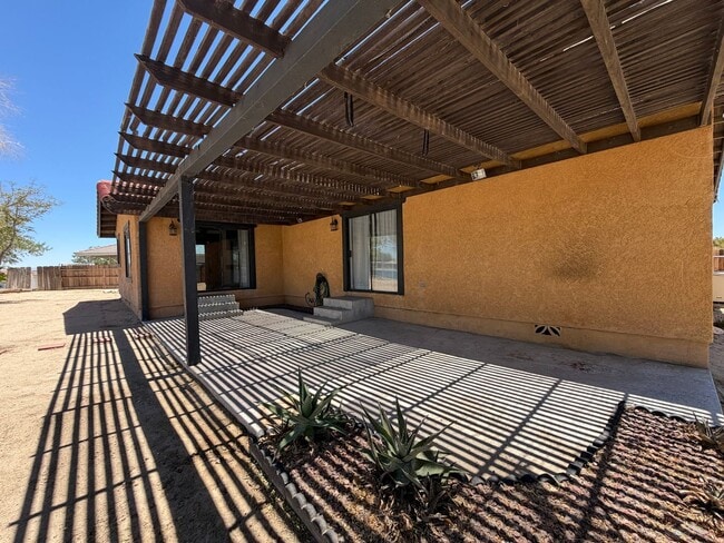Building Photo - Beautiful 3 Bedroom House Located on Calico Lake