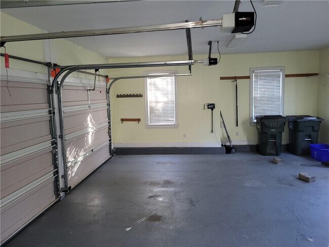 Building Photo - 8291 Fairway Dr