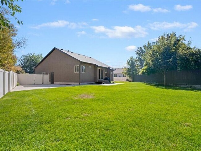 Building Photo - West Jordan 3 bed 2 bath Family home
