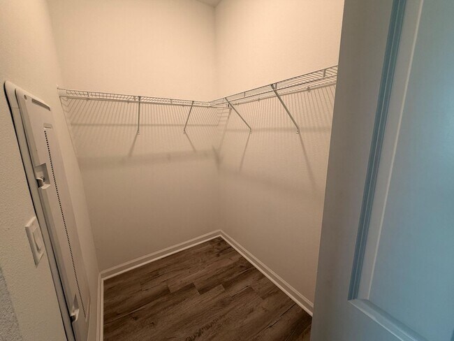 Building Photo - Rare find In-Law suite Home! Single family house with Separate entry and kitchen, laundry set!