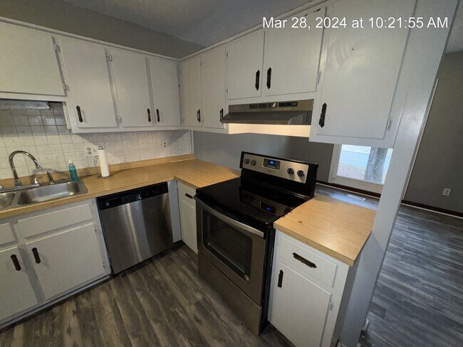 Building Photo - 6468 Kelmscot Ct