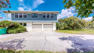 Building Photo - Fully renovated 4 Bedroom / 3 Bathroom hom...