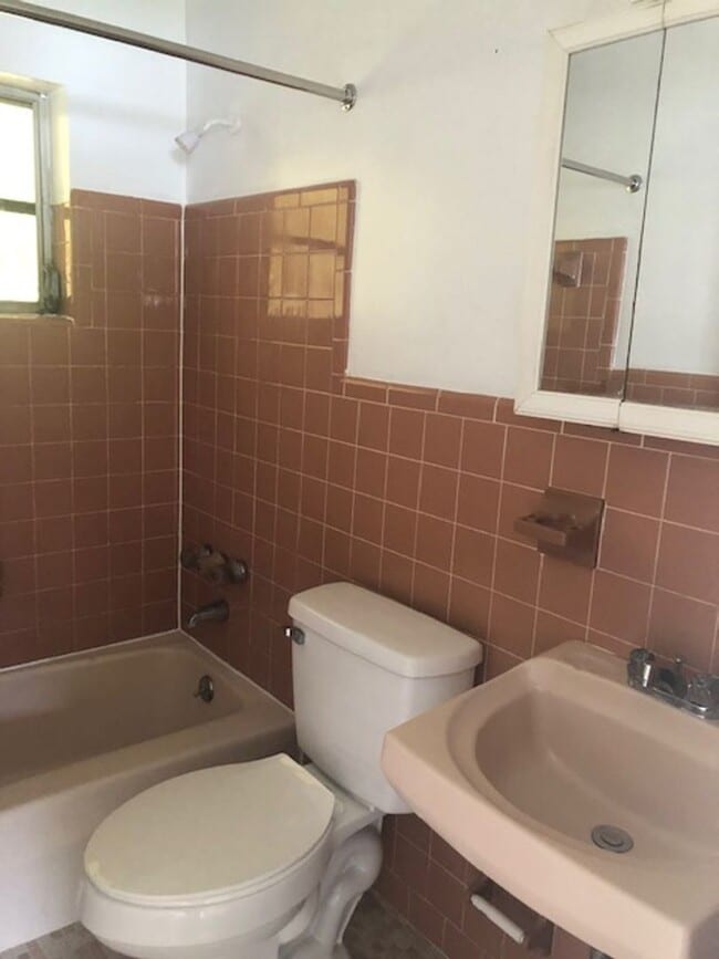 Building Photo - 3 Bed 2 Bath Home | Pet Friendly | Washer ...