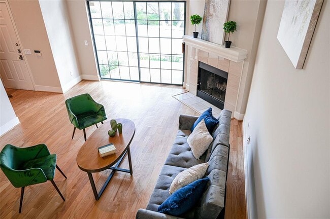 Building Photo - 5950 Lindenshire Ln