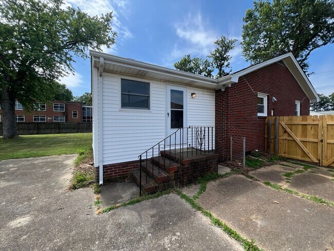 Building Photo - 2725 Greendale Ave
