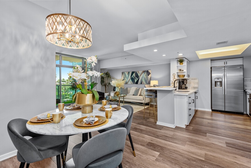 Building Photo - 13700 Marina Pointe Dr