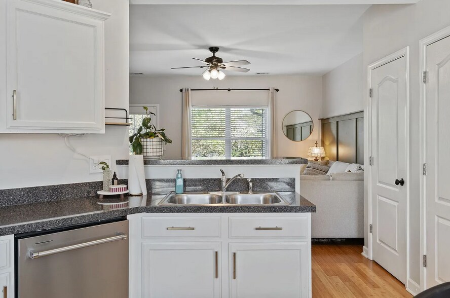 Building Photo - 5433 Perlou Ln