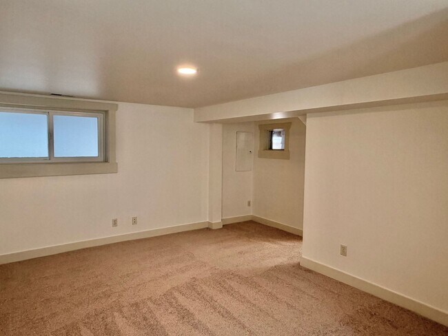 Building Photo - Charming Phinney Ridge Retreat - Spacious 3 Bedroom Home w/Fenced Yard & Garage! AVAILABLE NOW!