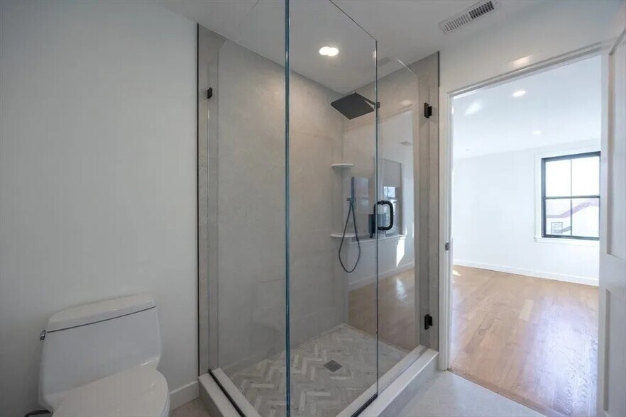 Building Photo - 12 George St