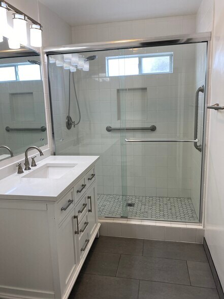 Bathroom - 448 N Alta Vista Blvd