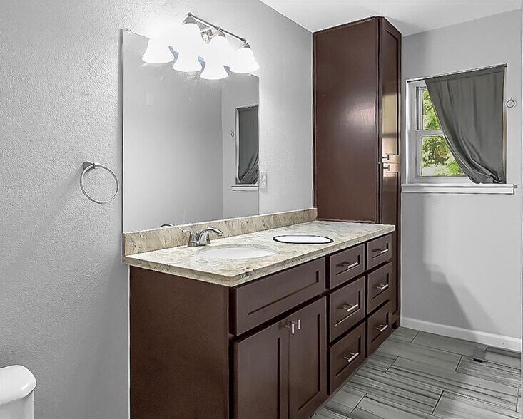 Large bath with tub - 3806 Tilson Ln