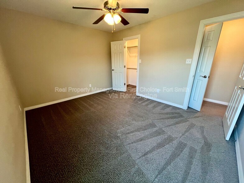 Building Photo - 9921 Landry Dr