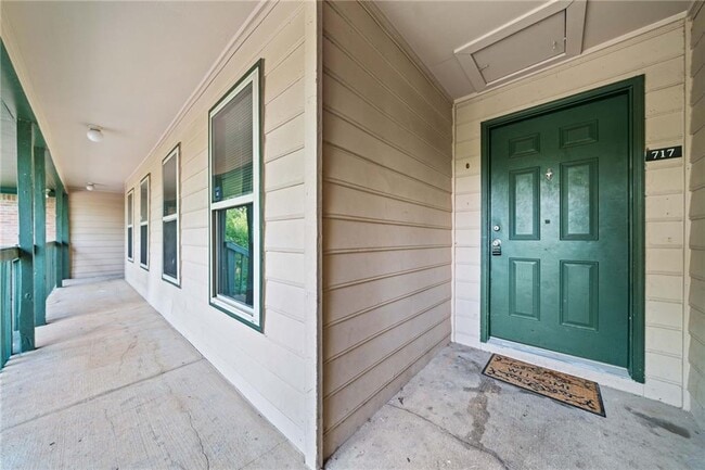 Building Photo - 717 Beaufort Cir