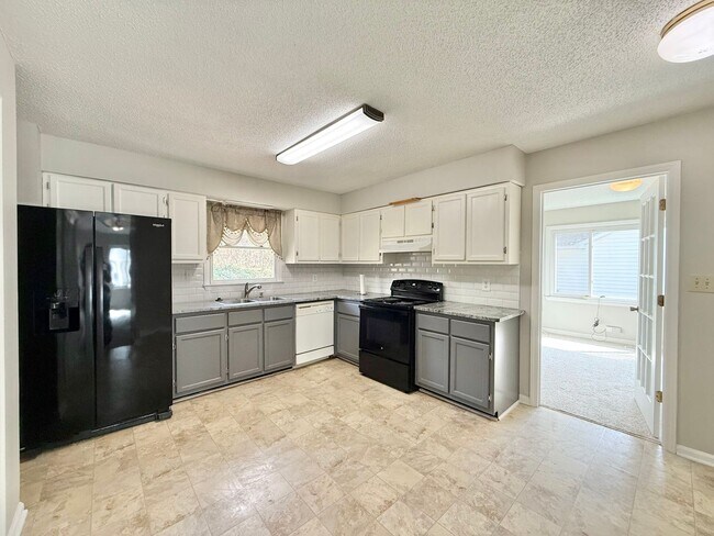 Building Photo - **OFFERING REFUNDABLE APPLICATION FEES & $150 MOVE IN PROMOTION** Charming 3BD, 2BA Raleigh Home ...