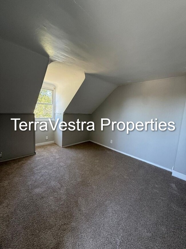 Building Photo - Lovely 3 Bedroom Home! Eligible for $500 S...