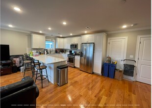 Building Photo - 116 Holland St