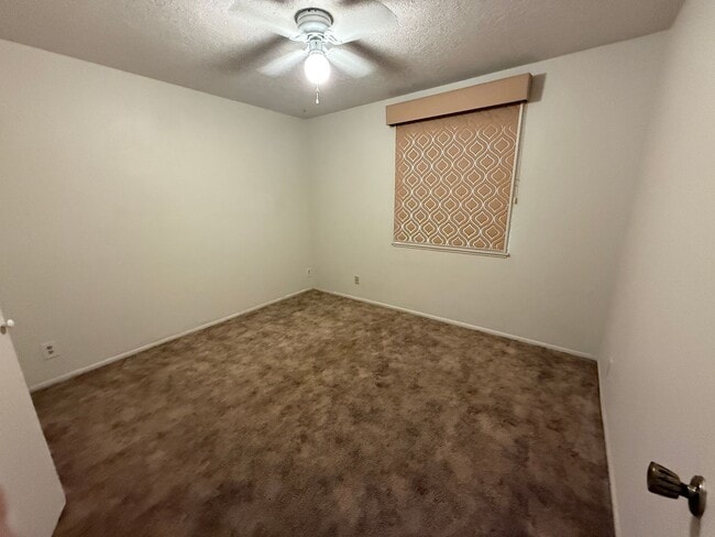 Building Photo - 2 Bedroom 1 Bathroom Townhouse in North Valley!  Refrigerated air! Ground Floor!