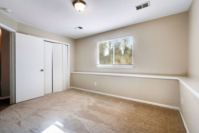 Building Photo - Updated 5 Bed 2 Bath House Near Old Town!