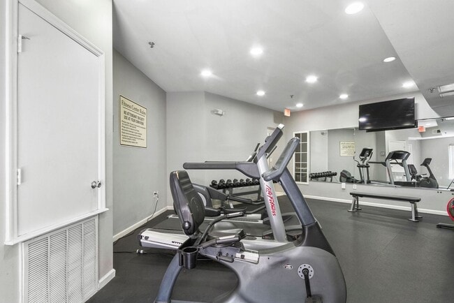 Building Photo - Capstone Quarters 2 Bed 2 Bath Condo! Available Fall 2026!