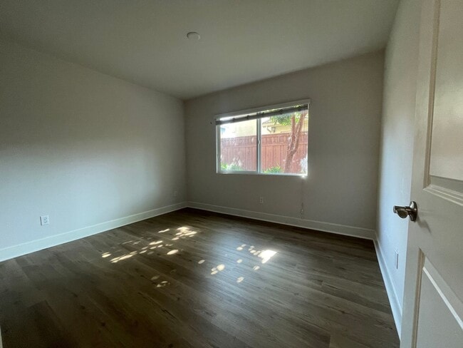 Building Photo - 3 Bed, 3 Bath Gated Modern Townhome –  2-Car Garage, 2 Balconies, All Appliances & AC