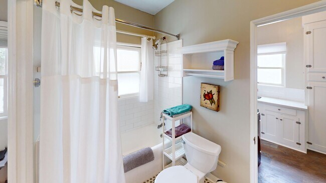 Building Photo - Furnished One Bedroom Available at Granada Court!