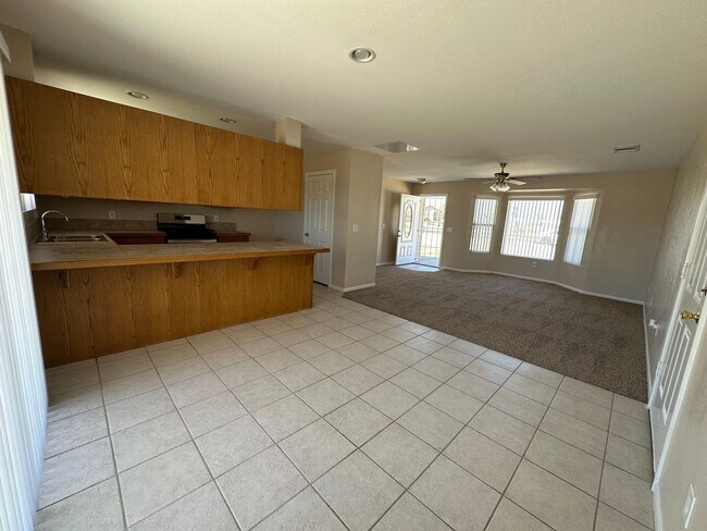 Building Photo - Remodeled 3 bed/2 bath home close to shopping