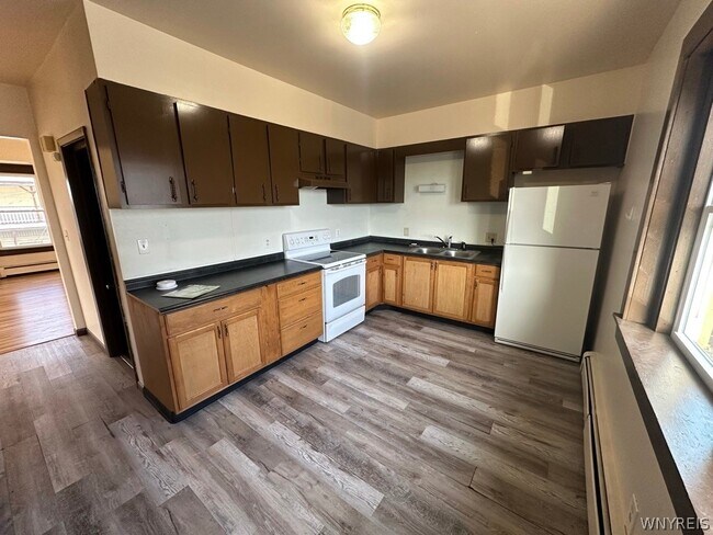 Building Photo - 654 Hertel Ave