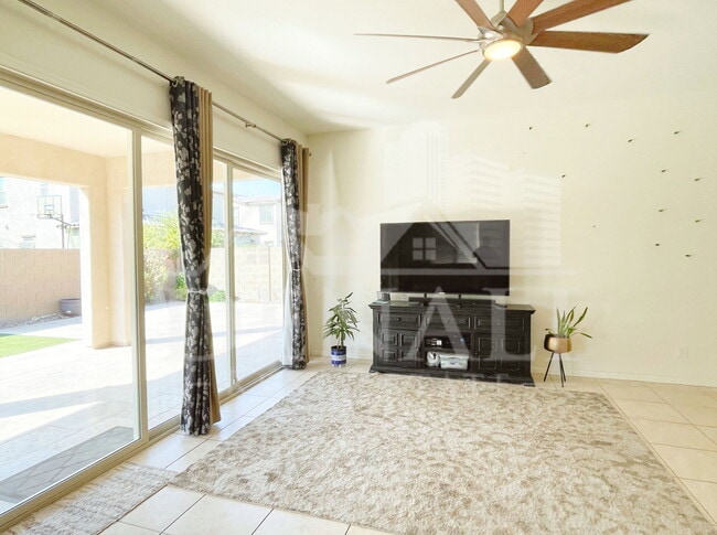 Building Photo - 273 E Lantana Dr