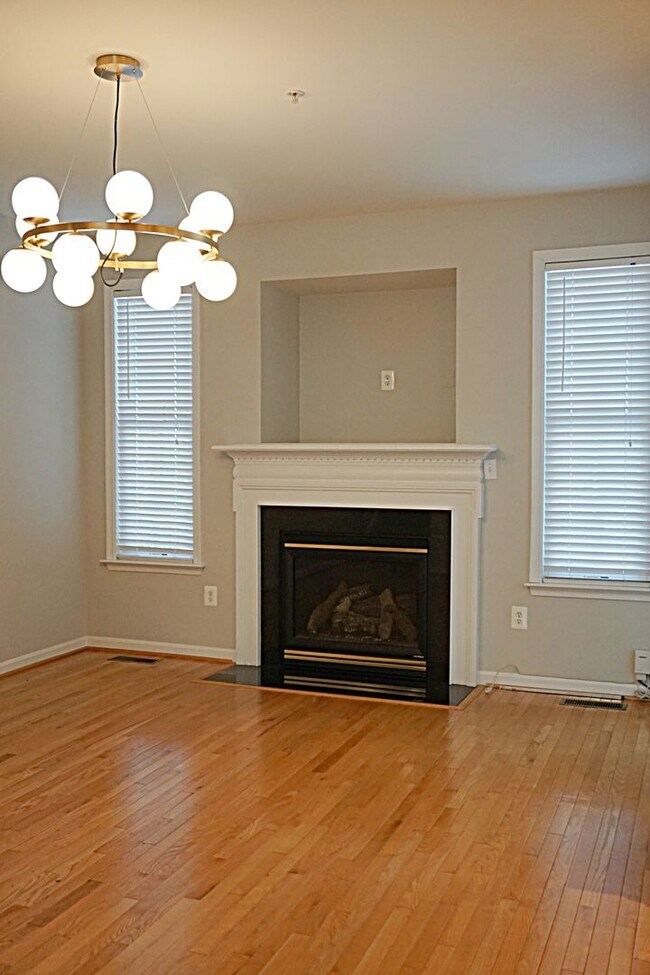 Building Photo - Exquisite Townhouse in Orchard Run Germantown