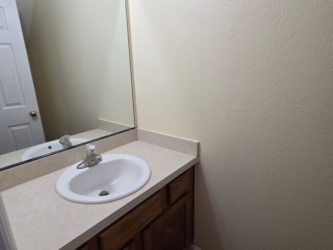 Building Photo - 1118 Towne Pk E Dr