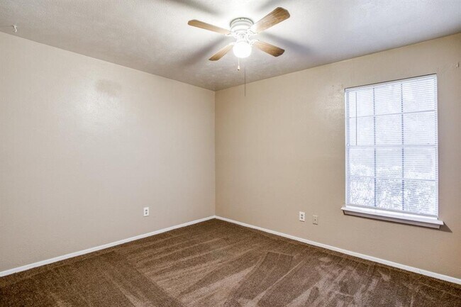 Building Photo - 1201 Oakbluff Dr