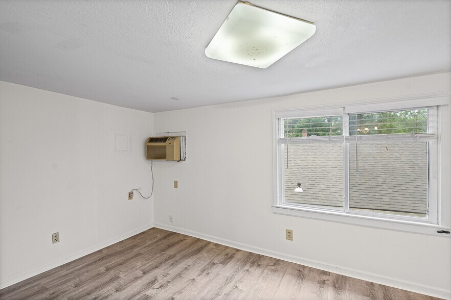 Living room - 504 Blue Ridge Blvd