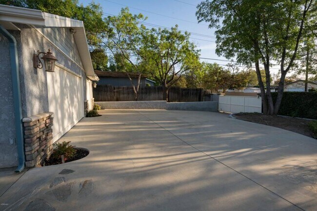 Building Photo - Calle Violeta