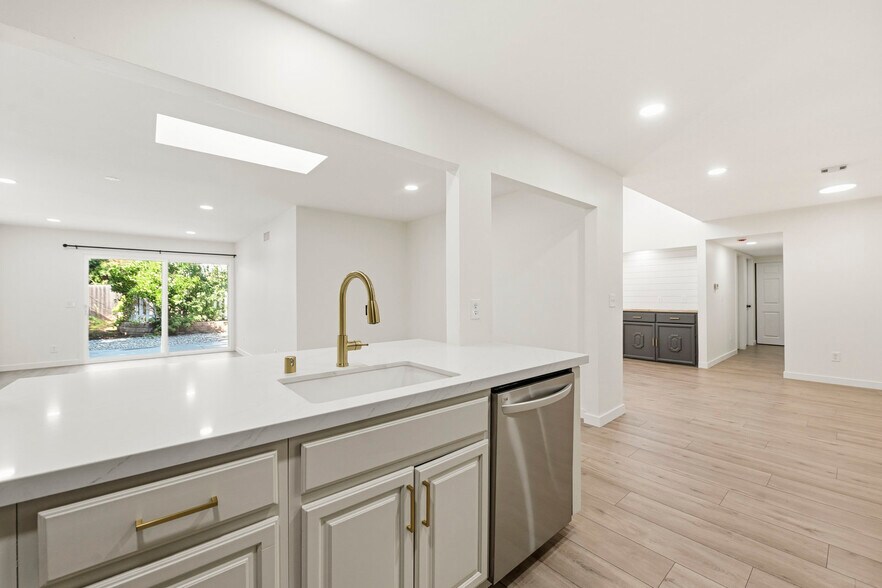 Building Photo - 362 Via Los Arcos