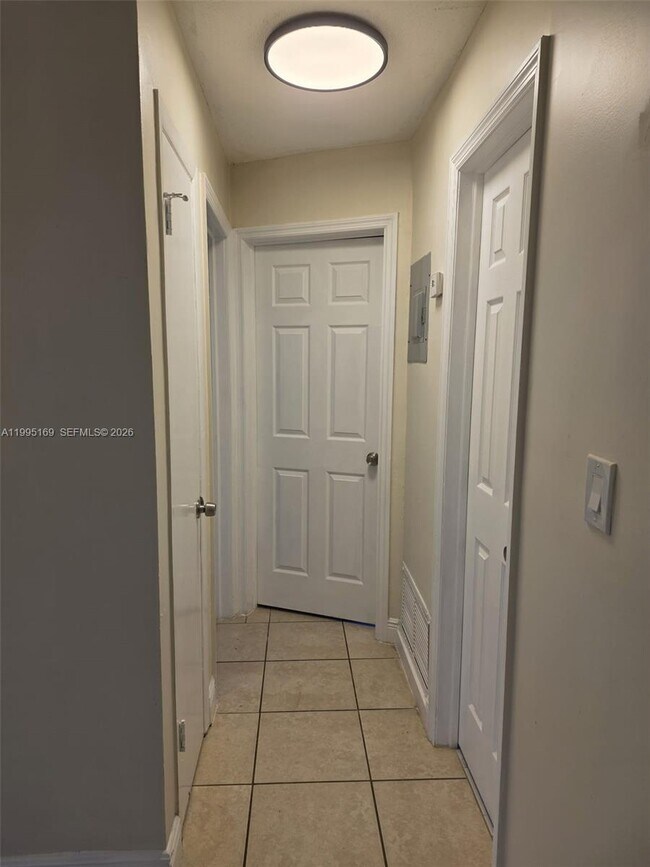 Building Photo - 2504 NW 9th Ln