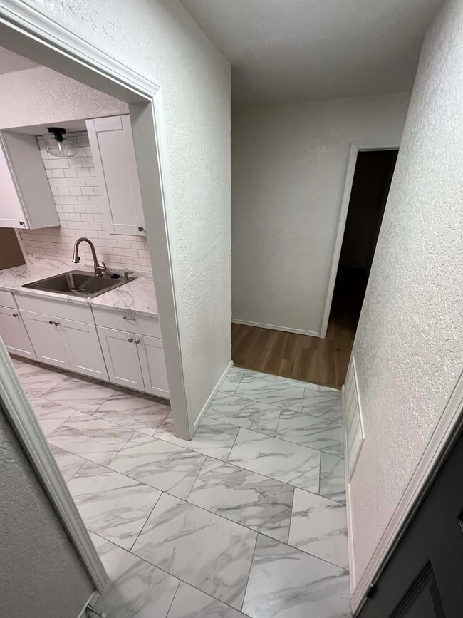 Building Photo - 1328 NE 5th St