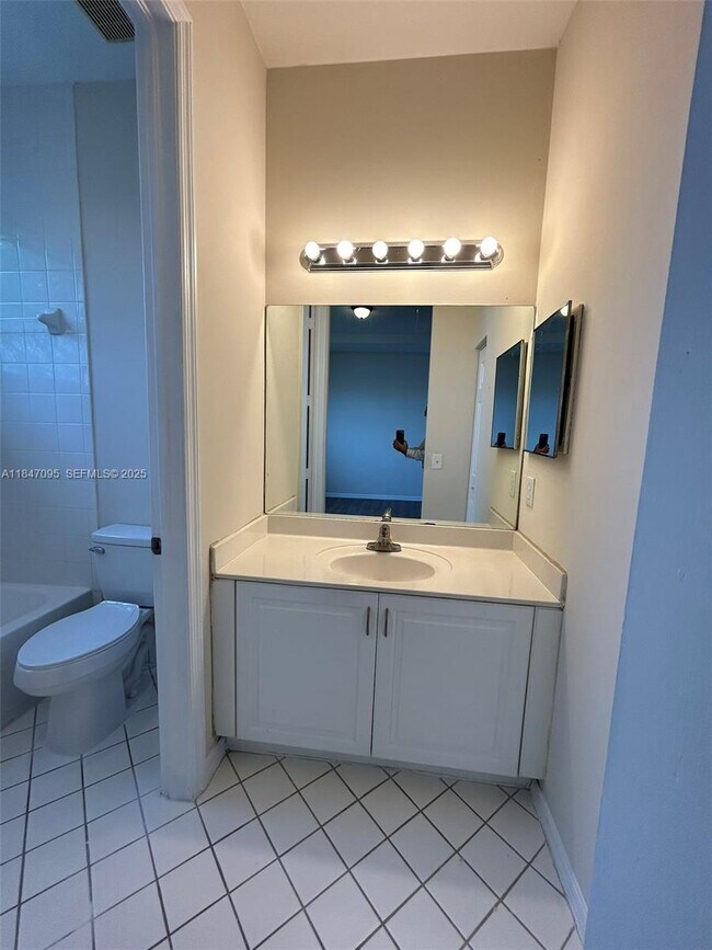 Building Photo - 954 NE 42nd Terrace