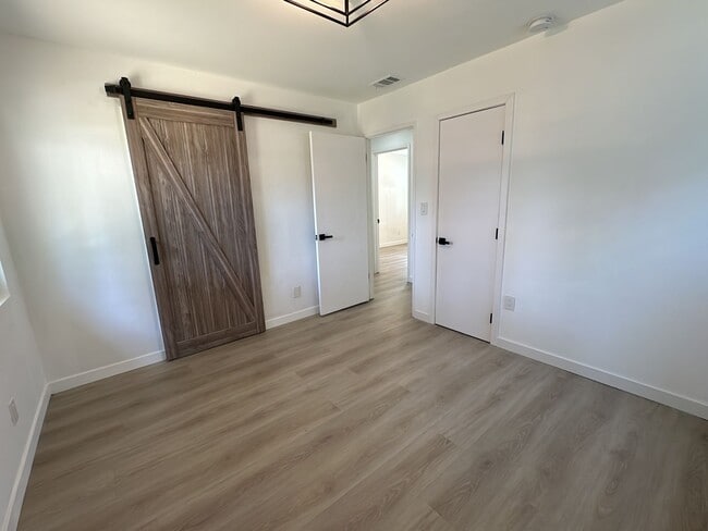 Building Photo - Spacious 3 Bed 3 Bathoom in Long Beach