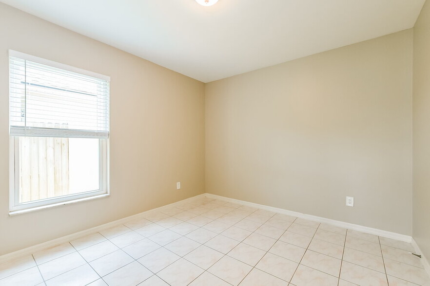 Building Photo - 619 Queensbridge Dr