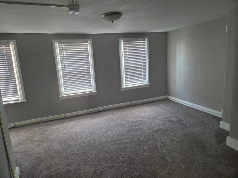 Large upstairs BDR 2 - 22 N Broad St