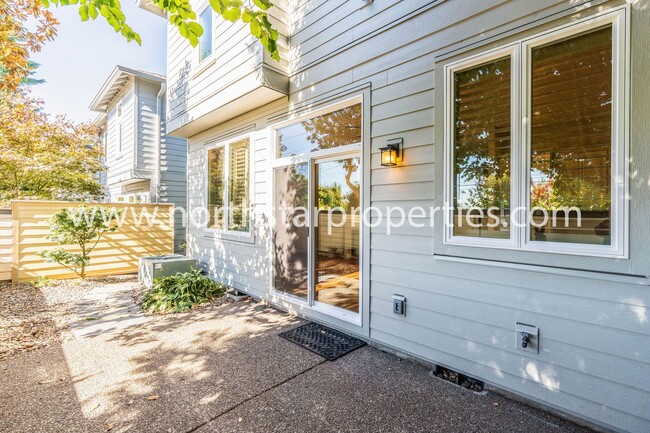 Building Photo - Beautiful Lake Oswego Townhome