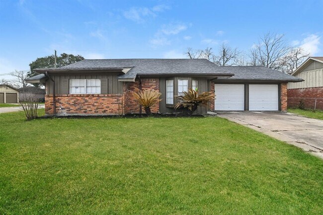 Building Photo - 4303 Trail Lake Dr