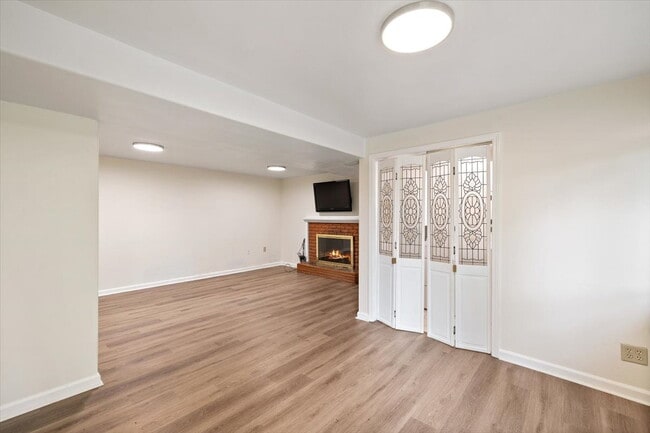 Building Photo - Spacious 3 bed 2.5 bath in Eastgate neighborhood.