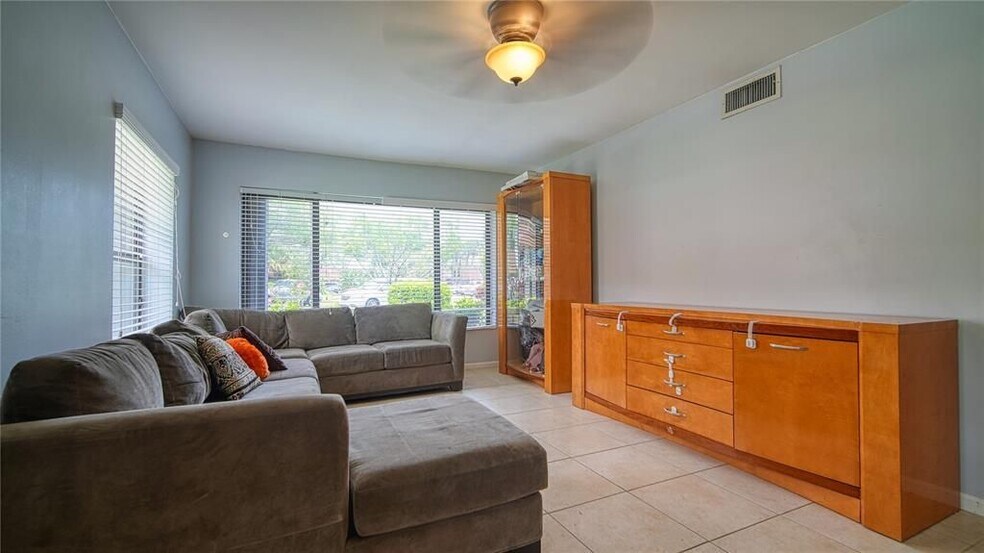 Building Photo - 11101 SW 15th Manor