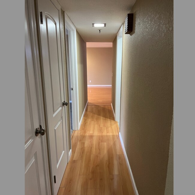 Building Photo - Spacious 3 Bed 2 Bath Condo Located in Desirable Mountain View Location