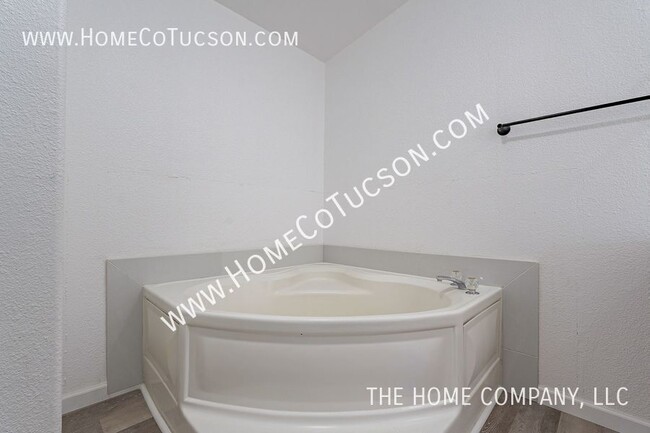 Building Photo - 2628 N Fontana Ave