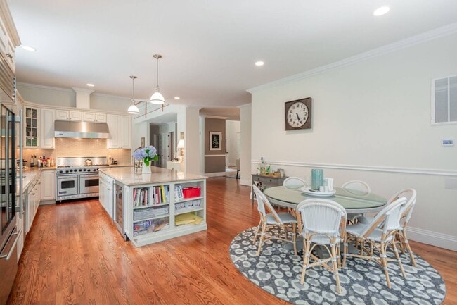 Building Photo - 6 Old School House Ln